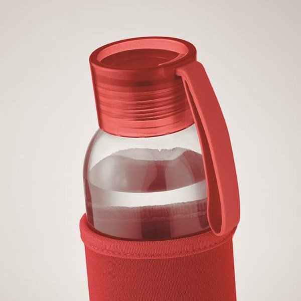 Obrázky: Fľaša zo skla s červeným neoprén.obalom, 500 ml, Obrázok 2